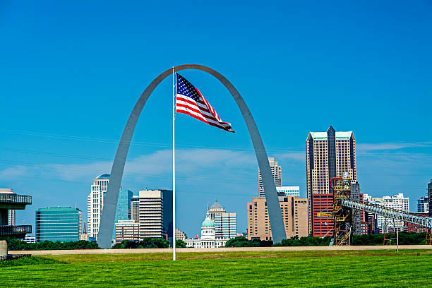 istock St. Louis Old Couthouse through the arch 505399507