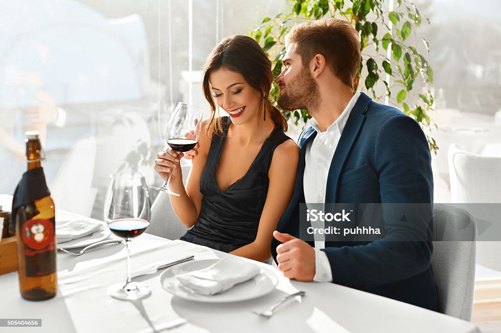 Paar In Liebe mit einem romantischen Abendessen. Valentine's Day. Romantik, - Lizenzfrei Paar - Partnerschaft Stock-Foto