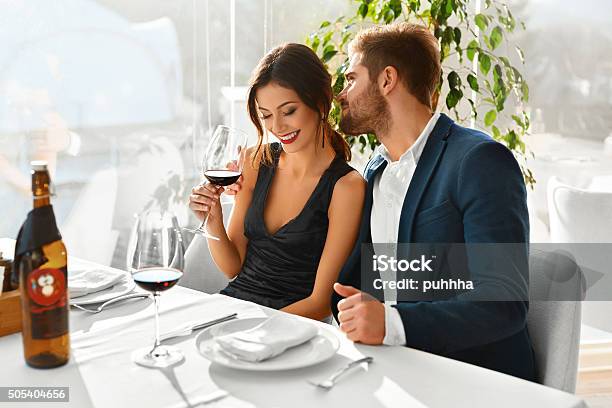 Paar In Liebe Mit Einem Romantischen Abendessen Valentines Day Romantik Stockfoto und mehr Bilder von Paar - Partnerschaft