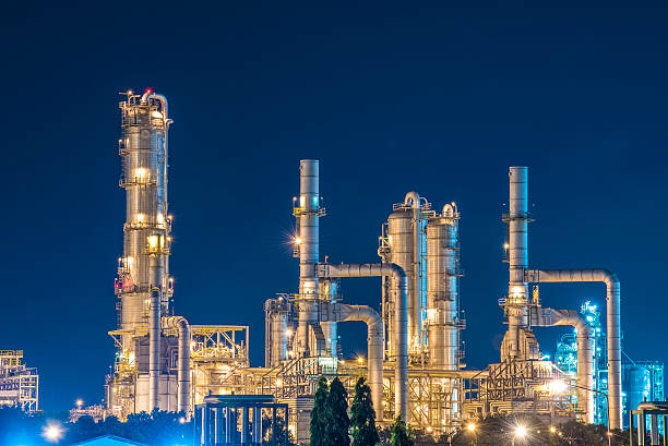製油所、夕暮れの空 - refinery factory night petroleum ストックフォトと画像