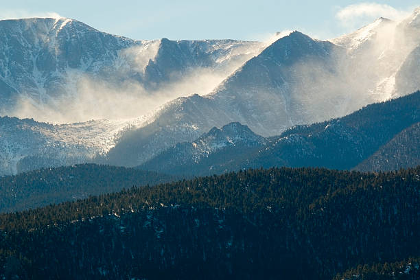 пурга на горы пайкс пик колорадо - 14000 foot peak стоковые фото и изображения