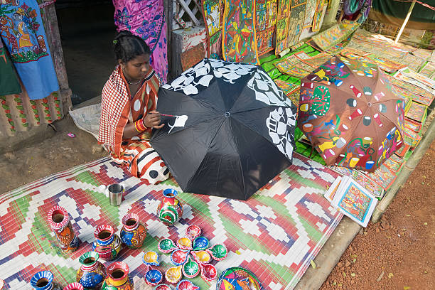 カラフルな手工芸品をふるうインドの田舎の女性作業員。 - parasol umbrella asian ethnicity asian culture ストックフォトと画像