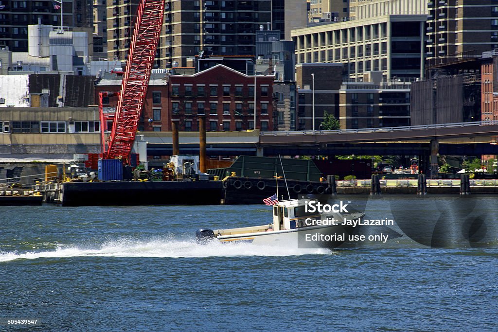 Port de NYPD unité lancement bateau, l'East River, le quartier de Lower Manhattan, New York - Photo de Activité libre de droits