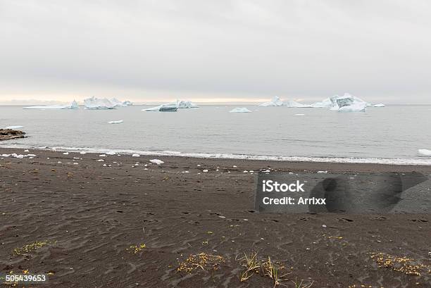 Foto de Preto Praia E Icebergs e mais fotos de stock de América do Norte - América do Norte, Areia, Azul