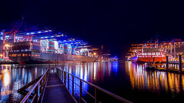 puerto de hamburgo, terminal de carga - hamburg germany elbe river illuminated freight transportation fotografías e imágenes de stock