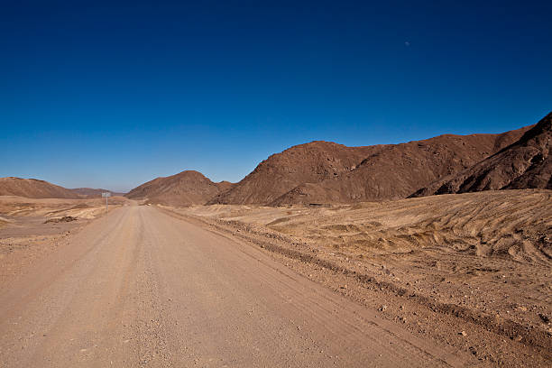 strada del deserto di atacama - dirt road road desert road gravel foto e immagini stock