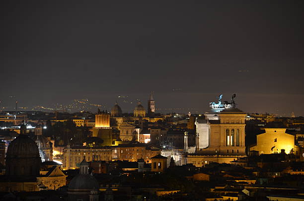 vista de noite, roma com vitoriano monumento - rome italy city cupola - fotografias e filmes do acervo