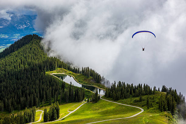 fallschirm - paragliding sport austria parachuting stock-fotos und bilder