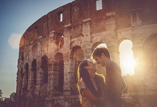 apaixonado beijo na frente do coliseu - flavian amphitheater coliseum rome imagens e fotografias de stock