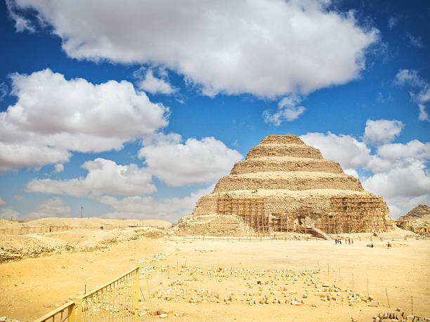 пирамида djoser в мемфисе, египет - saqqara стоковые фото и изображения