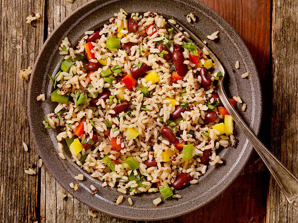 arroz integral e salada de quinoa - focus on foreground selective focus vertical horizontal - fotografias e filmes do acervo