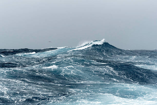 grande oceano swells em mar agitado - oceano atlantico imagens e fotografias de stock