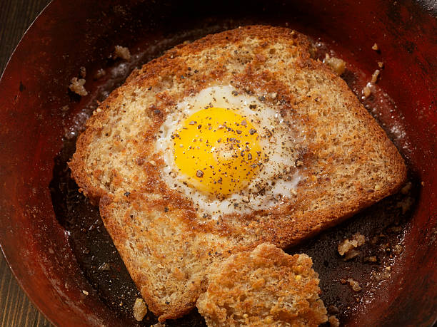 huevos fritos de un solo lado de huevo en un orificio con tocino - sunnyside fotografías e imágenes de stock