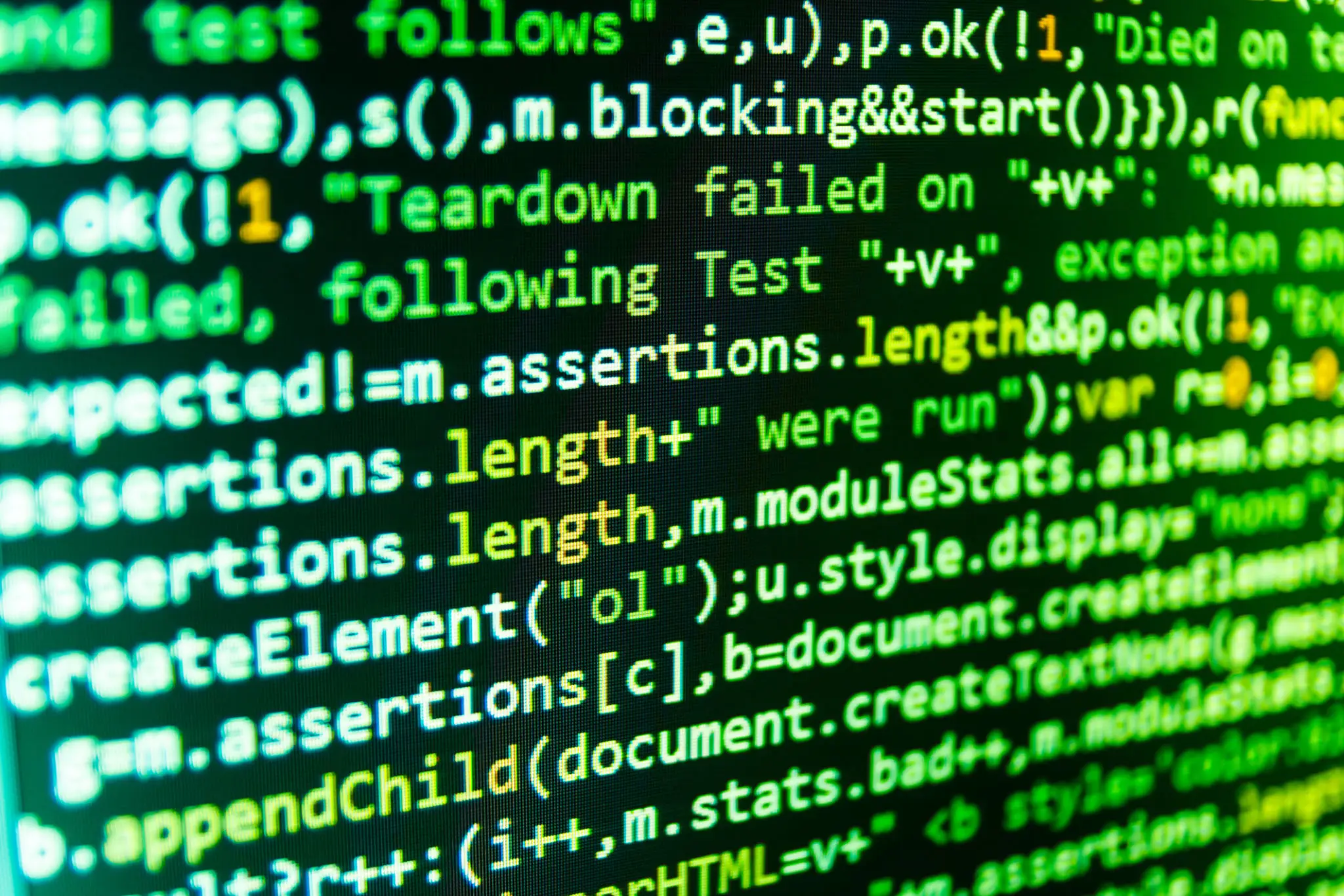 컴퓨터와 함께하는 고랭 언어 혁신 2 Software developer programming code on computer