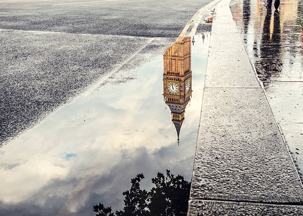 big ben riflesso in una pozzanghera a londra, inghilterra, regno unito - london in the rain foto e immagini stock