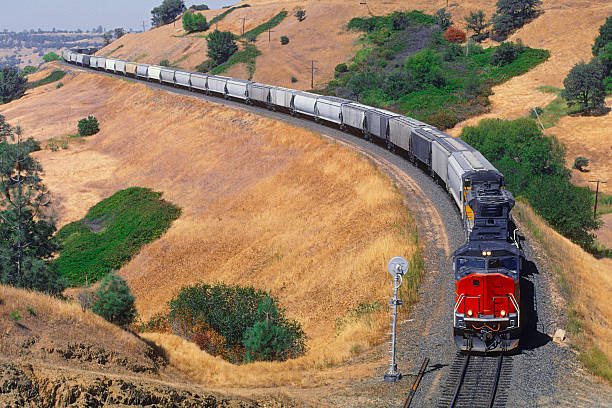 ヘビー穀物鉄道クライミングから丘 - diesel locomotive ストックフォトと画像