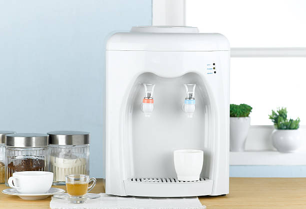 agua caliente y fría para beber de la máquina - refrigeradora de agua fotografías e imágenes de stock