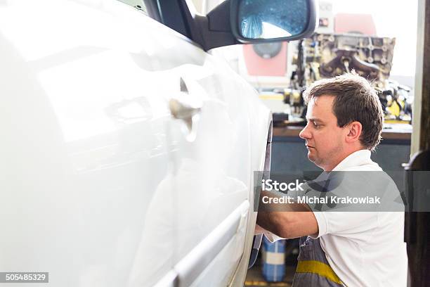 Foto de Manutenção De Um Carro Mecânico e mais fotos de stock de 25-30 Anos - 25-30 Anos, 30 Anos, 30-34 Anos