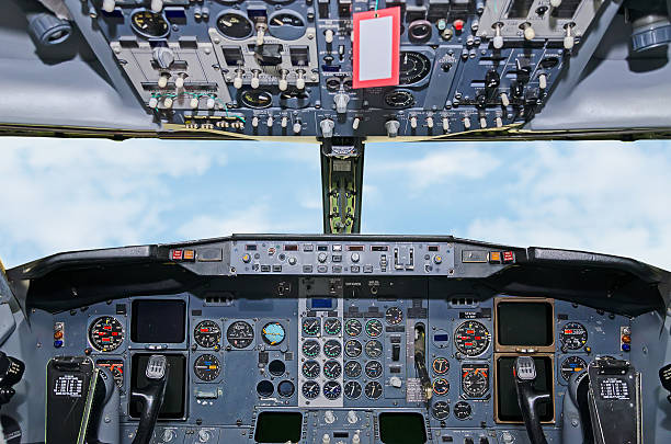 samolot pulpitu.  widok wewnątrz kabiny pilota. - cockpit airplane autopilot dashboard zdjęcia i obrazy z banku zdjęć