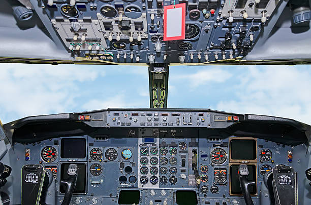 aeronaves painel de controlo.  vista interior da cabine de piloto. - cockpit airplane autopilot dashboard imagens e fotografias de stock