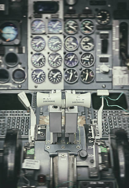 vista de aeronaves impulso alavanca.  vintage efeito. - cockpit airplane autopilot dashboard imagens e fotografias de stock