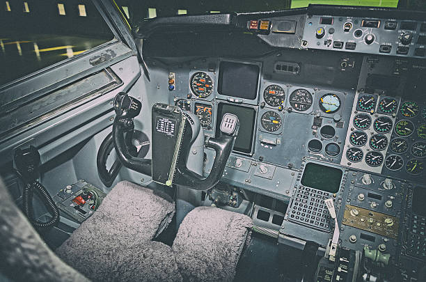 samolot pulpitu.  widok wewnątrz kabiny pilota. - cockpit airplane autopilot dashboard zdjęcia i obrazy z banku zdjęć