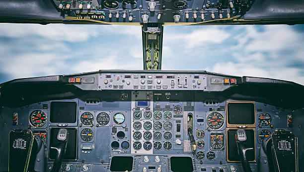 aeronaves painel de controlo.  vista interior da cabine de piloto. - cockpit airplane autopilot dashboard imagens e fotografias de stock