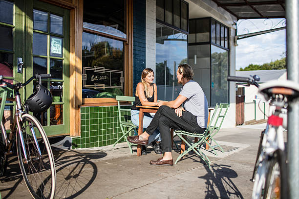 부부는 보도 커피숍에서 제공 될 수 있도록 대기 - sidewalk cafe 뉴스 사진 이미지