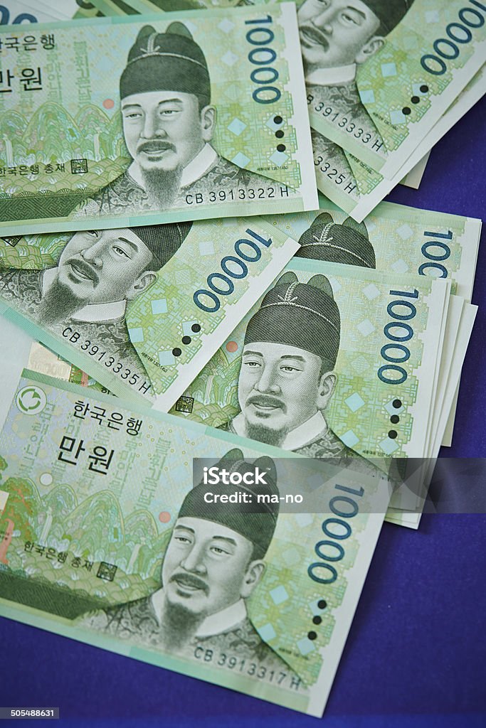 สกุลเงินเกาหลี ภาพสต็อก - ดาวน์โหลดรูปภาพตอนนี้ - การถ่ายภาพ - ภาพ,  การถ่ายภาพมาโคร, การธนาคาร - การเงิน - Istock