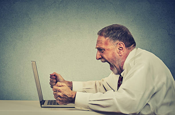wütende senior business mann arbeiten am computer schreien - mit dem kopf gegen die wand rennen stock-fotos und bilder