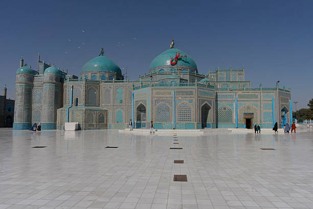 blaue moschee in mazar-i-sharif - mazar stock-fotos und bilder