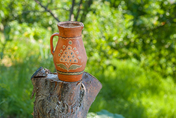 istock Ukrainian clay pot standing on a cut tree 505495450
