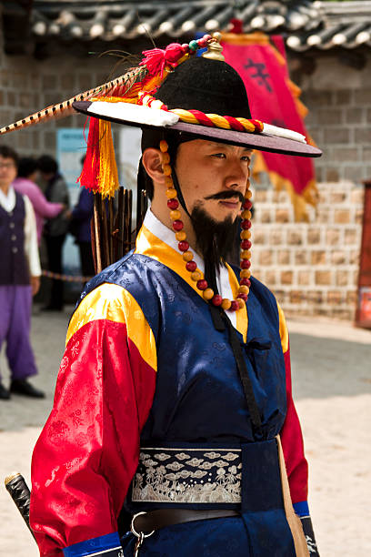 le guardie armate in costume tradizionale - honor guard protection security guard tourist foto e immagini stock