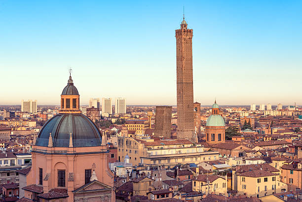 ボローニャ（イタリア） - travel monument church roof ストックフォトと画像