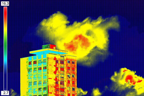 edificio residenziale di termografia - heat loss foto e immagini stock