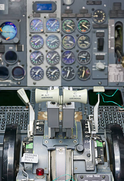 vista de aeronaves impulso alavanca na cabine de piloto. - cockpit airplane autopilot dashboard imagens e fotografias de stock