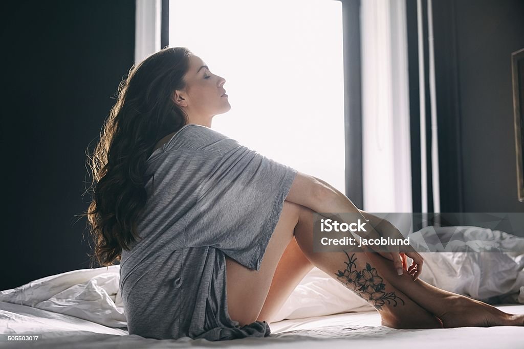Junge Frau entspannend auf Ihrem Bett - Lizenzfrei Augen geschlossen Stock-Foto