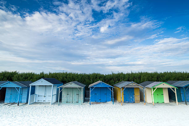 cabanes de plage - witterung photos et images de collection