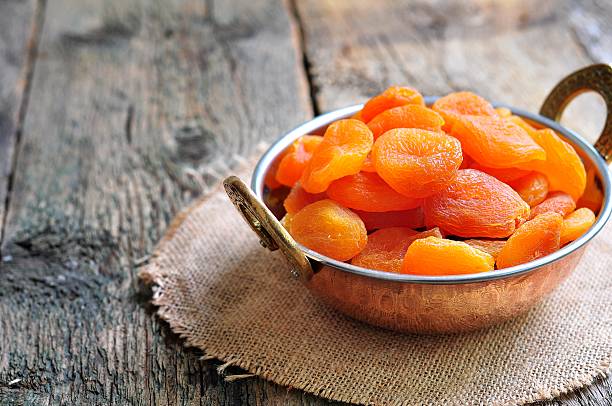 말린 애프리컷 있는 구리 bowl - dried apricot 뉴스 사진 이미지