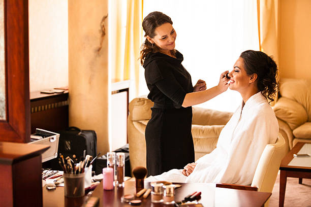 makijaż artysty stosowania makijażu - brushing women make up ceremonial makeup zdjęcia i obrazy z banku zdjęć