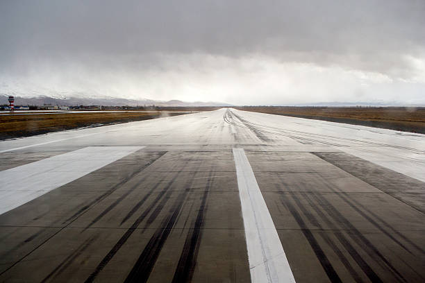 campo d'aviazione - runway airport rain wet foto e immagini stock