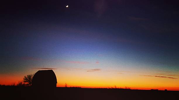 croissant de lune au-dessus de l'iowa farm au coucher du soleil - corncrib photos et images de collection