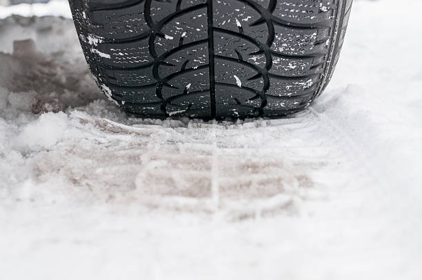 pneumáticos na estrada de inverno - truck wheel car macro imagens e fotografias de stock