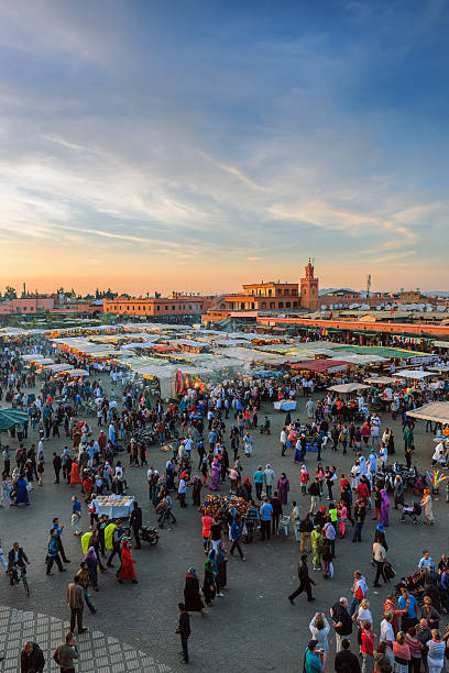 noite djemaa el fna, com mesquita de koutoubia, marrakech, marrocos - jema el fna - fotografias e filmes do acervo