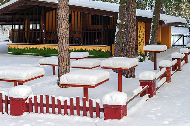 snowy table de pique-nique à abandonné café - garden fence audio photos et images de collection