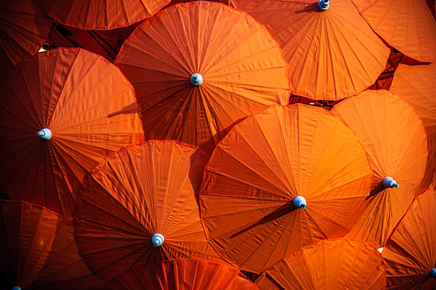 rouge thaï parasols - parasol umbrella asian ethnicity asian culture photos et images de collection