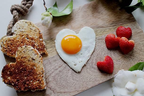 cuore san valentino prima colazione - heart shape healthy lifestyle valentines day romance foto e immagini stock