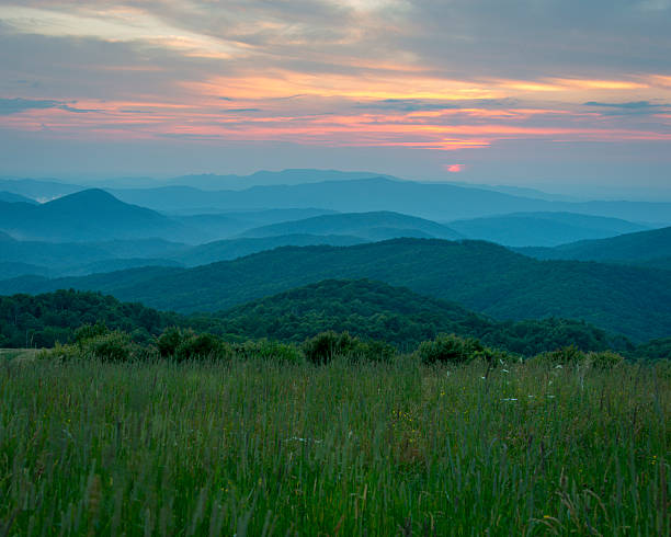 tramonto al blue ridge - blue ridge mountains mountain range north carolina tennessee foto e immagini stock