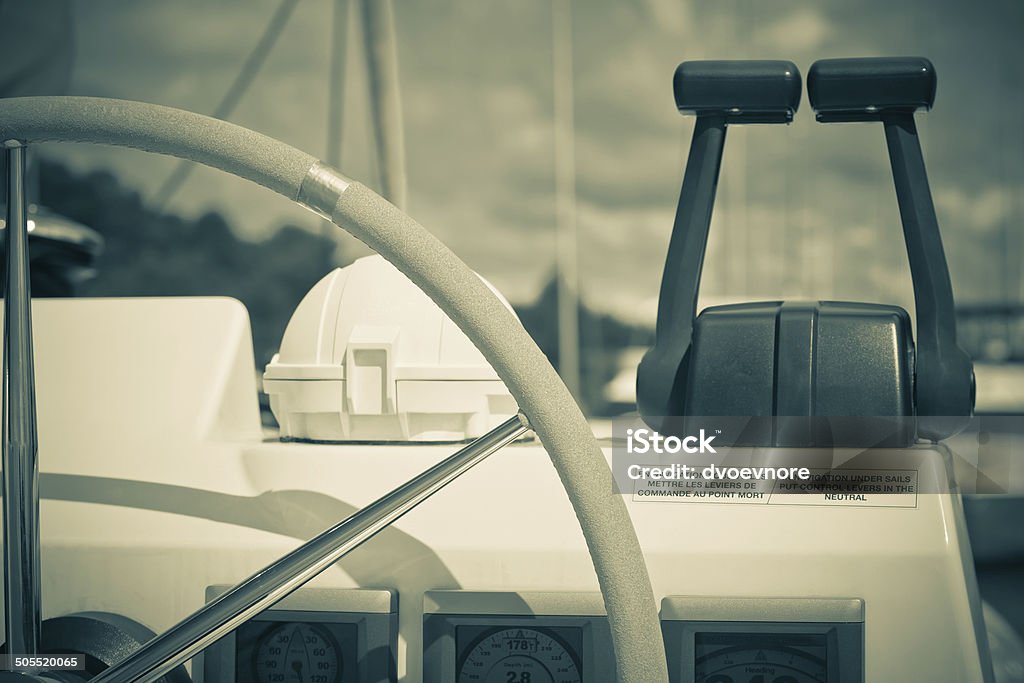 Sailing yacht Rueda de control y de aplicación - Foto de stock de Yate libre de derechos