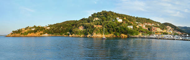 vista de isla de porto santo stefano de grosseto, italia - grosseto province fotografías e imágenes de stock